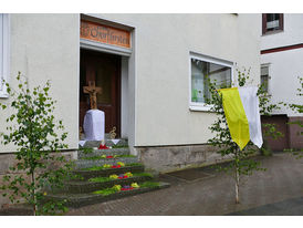 Altar- und Straßenschmuck zu Fonleichnam (Foto: Karl-Franz Thiede)